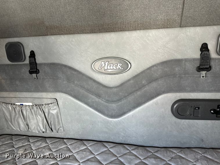 image for item FK1564 2015 Mack CXU613 semi truck