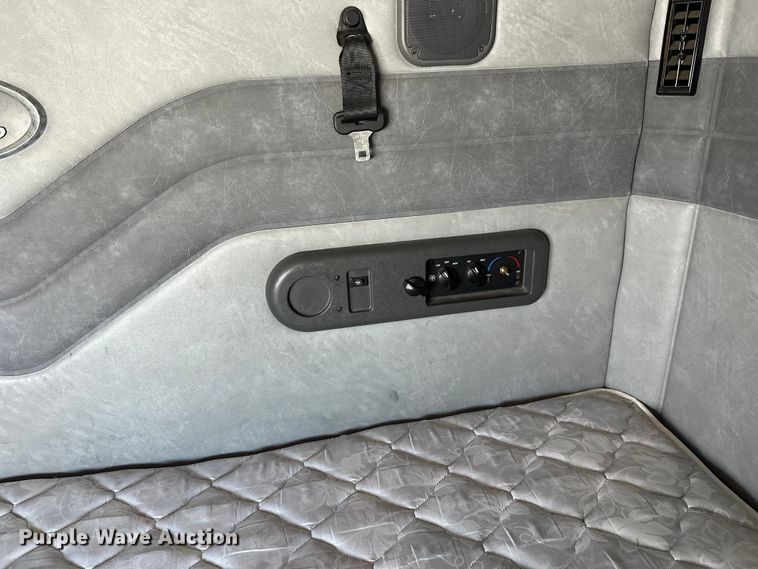 image for item FK1564 2015 Mack CXU613 semi truck