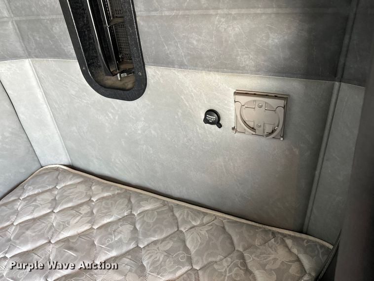 image for item FK1564 2015 Mack CXU613 semi truck