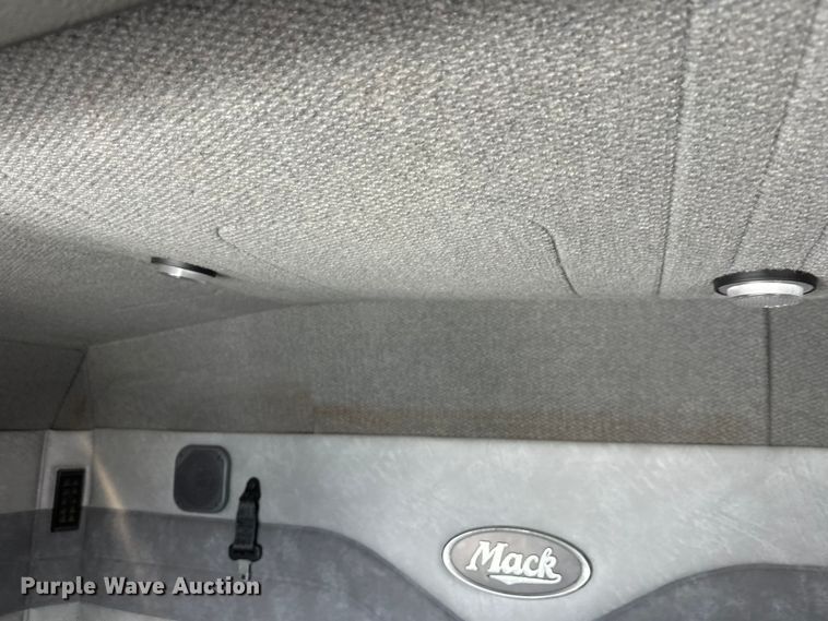 image for item FK1564 2015 Mack CXU613 semi truck