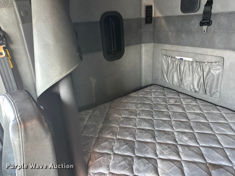 image for item FK1564 2015 Mack CXU613 semi truck