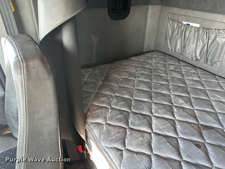 image for item FK1564 2015 Mack CXU613 semi truck