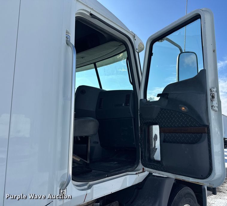 image for item FK1564 2015 Mack CXU613 semi truck