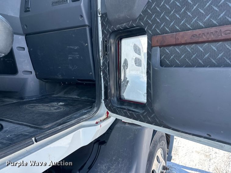 image for item FK1564 2015 Mack CXU613 semi truck