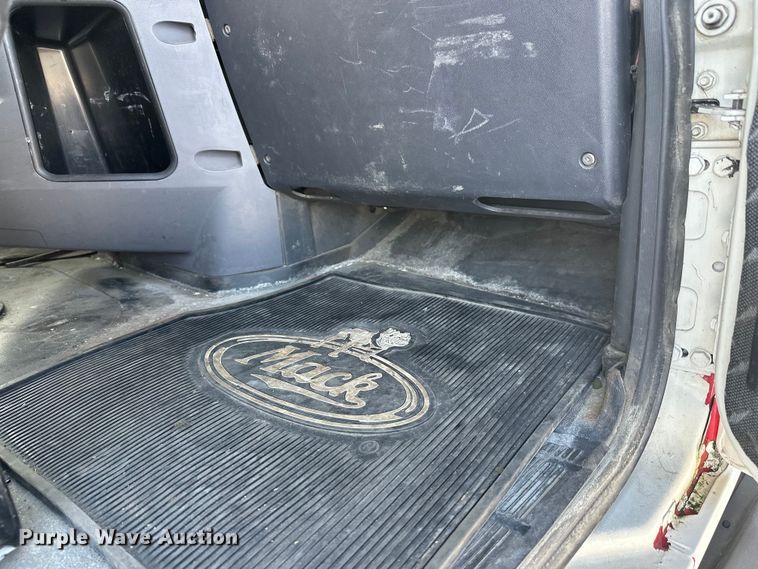 image for item FK1564 2015 Mack CXU613 semi truck