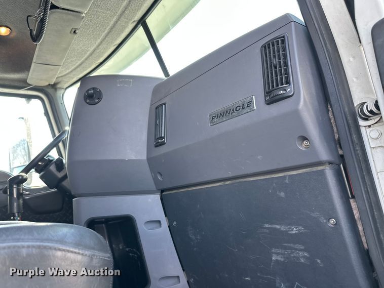 image for item FK1564 2015 Mack CXU613 semi truck