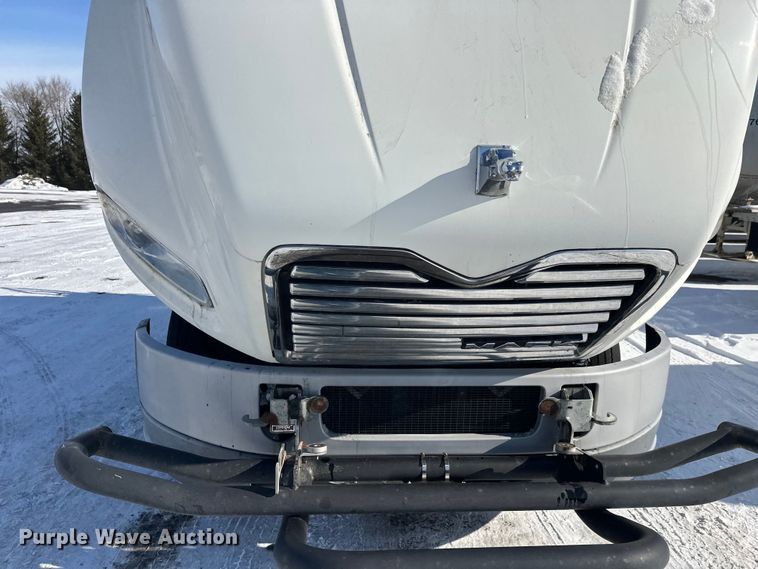 image for item FK1564 2015 Mack CXU613 semi truck