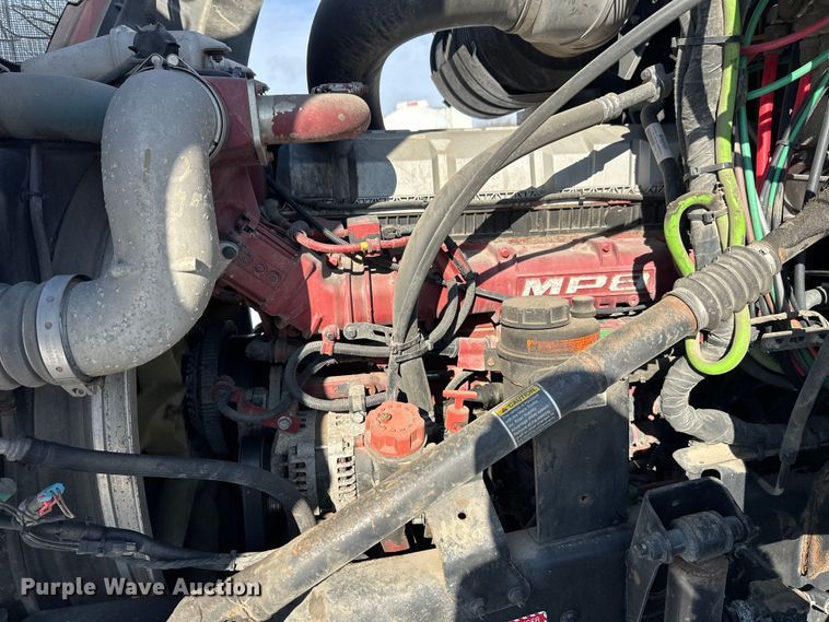 image for item FK1564 2015 Mack CXU613 semi truck