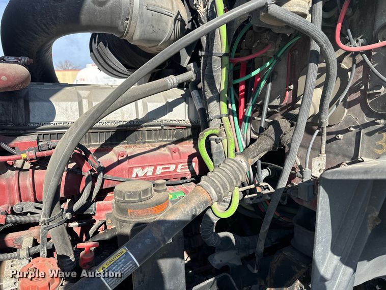 image for item FK1564 2015 Mack CXU613 semi truck