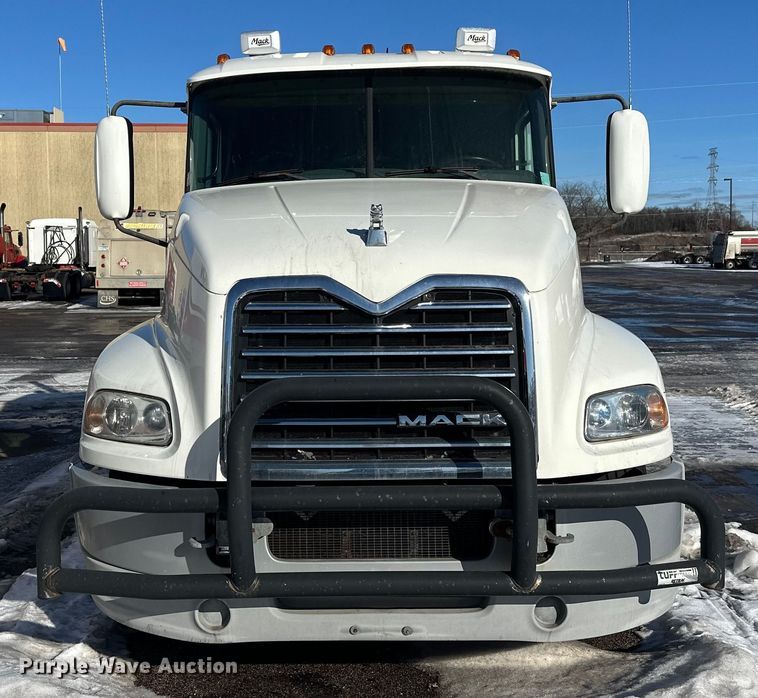 image for item FK1575 2015 Mack CXU613 semi truck