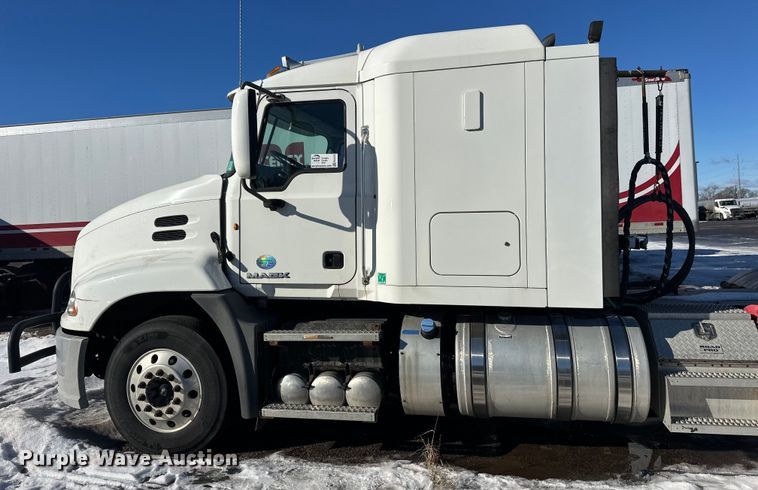 image for item FK1575 2015 Mack CXU613 semi truck