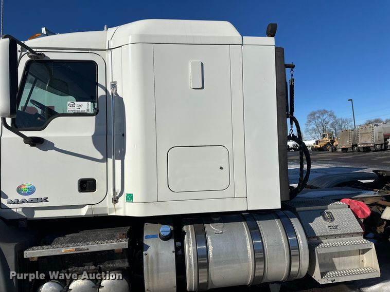 image for item FK1575 2015 Mack CXU613 semi truck