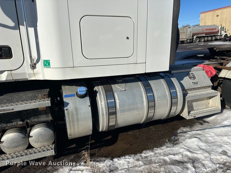 image for item FK1575 2015 Mack CXU613 semi truck