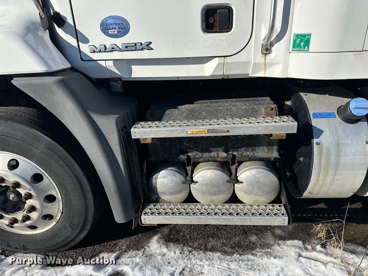 image for item FK1575 2015 Mack CXU613 semi truck