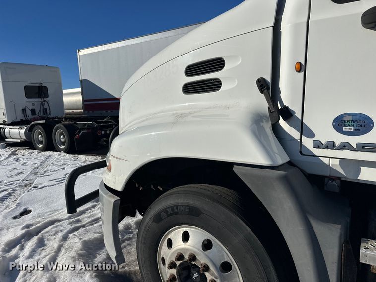 image for item FK1575 2015 Mack CXU613 semi truck