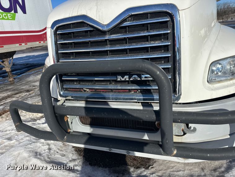 image for item FK1575 2015 Mack CXU613 semi truck
