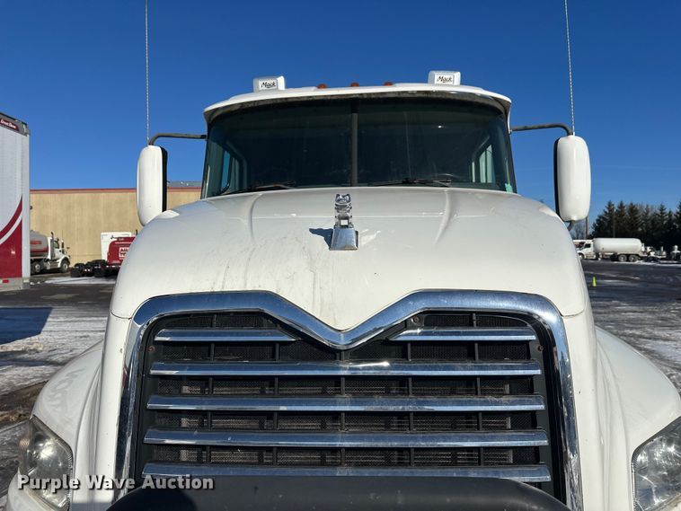image for item FK1575 2015 Mack CXU613 semi truck