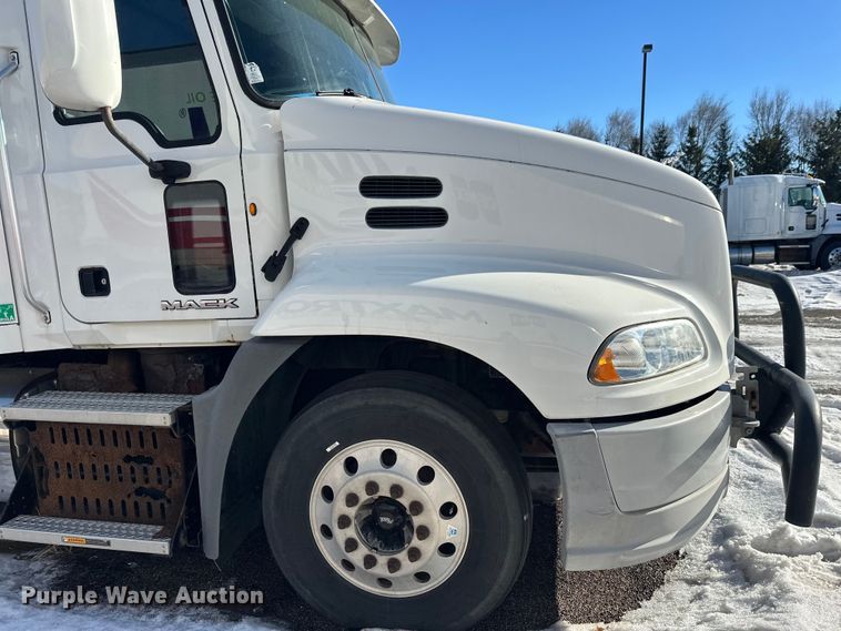 image for item FK1575 2015 Mack CXU613 semi truck