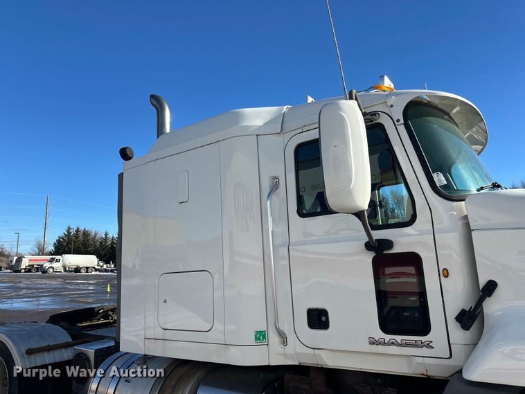 image for item FK1575 2015 Mack CXU613 semi truck