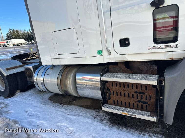 image for item FK1575 2015 Mack CXU613 semi truck