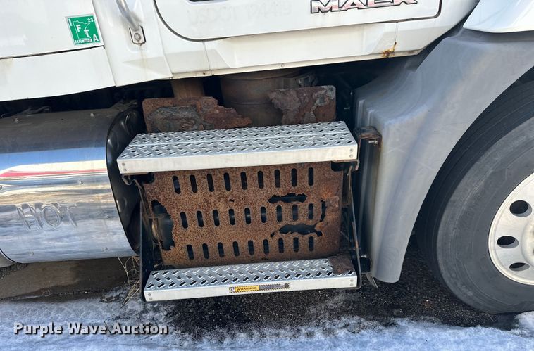 image for item FK1575 2015 Mack CXU613 semi truck