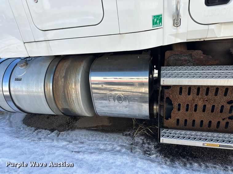 image for item FK1575 2015 Mack CXU613 semi truck