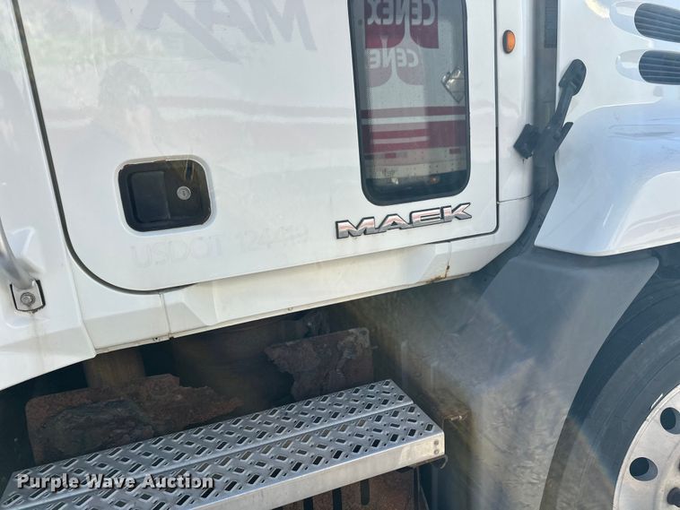 image for item FK1575 2015 Mack CXU613 semi truck