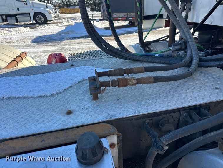 image for item FK1575 2015 Mack CXU613 semi truck