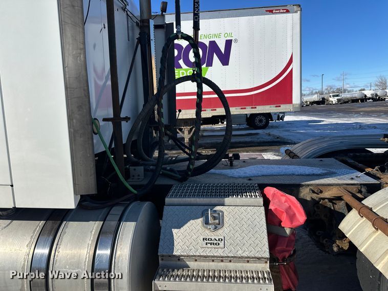 image for item FK1575 2015 Mack CXU613 semi truck