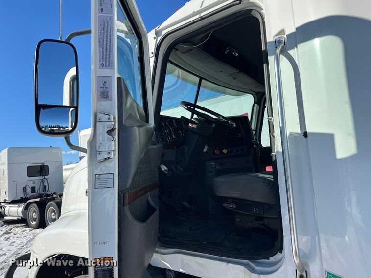 image for item FK1575 2015 Mack CXU613 semi truck