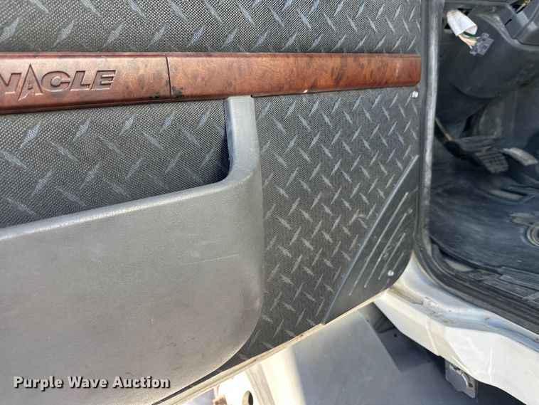 image for item FK1575 2015 Mack CXU613 semi truck