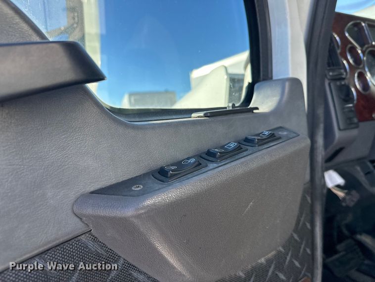 image for item FK1575 2015 Mack CXU613 semi truck