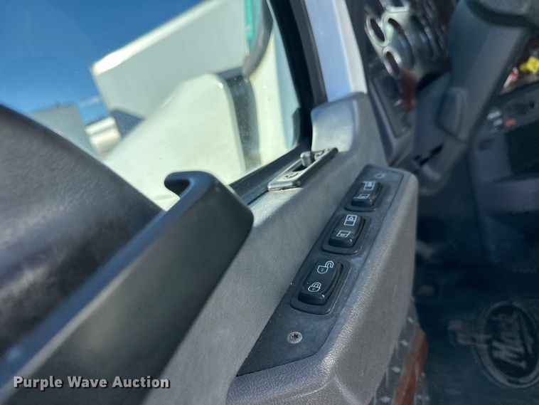 image for item FK1575 2015 Mack CXU613 semi truck