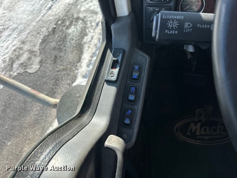 image for item FK1575 2015 Mack CXU613 semi truck