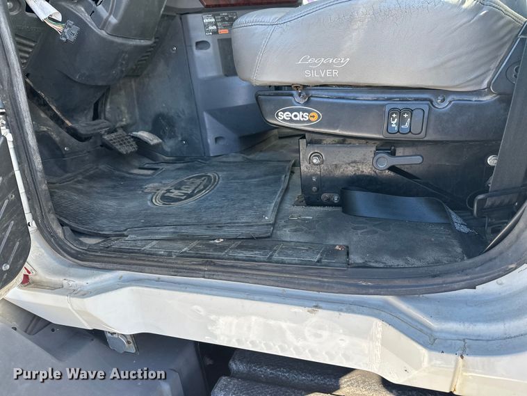 image for item FK1575 2015 Mack CXU613 semi truck