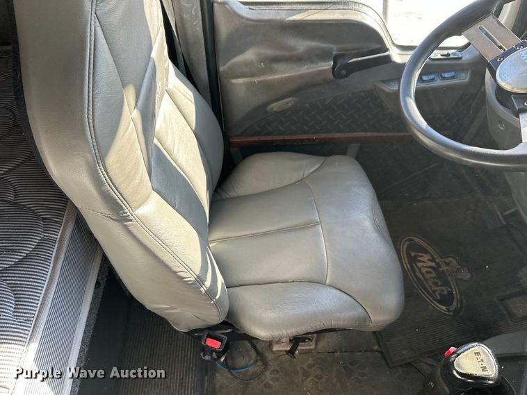 image for item FK1575 2015 Mack CXU613 semi truck