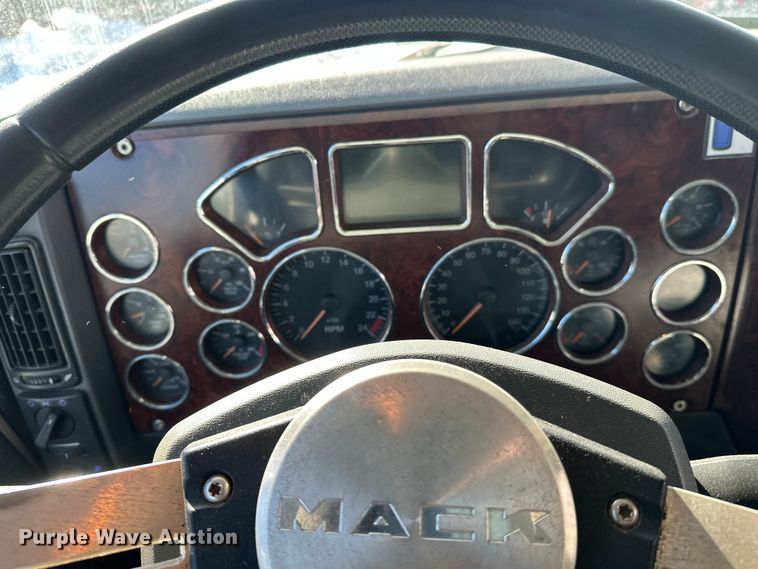 image for item FK1575 2015 Mack CXU613 semi truck