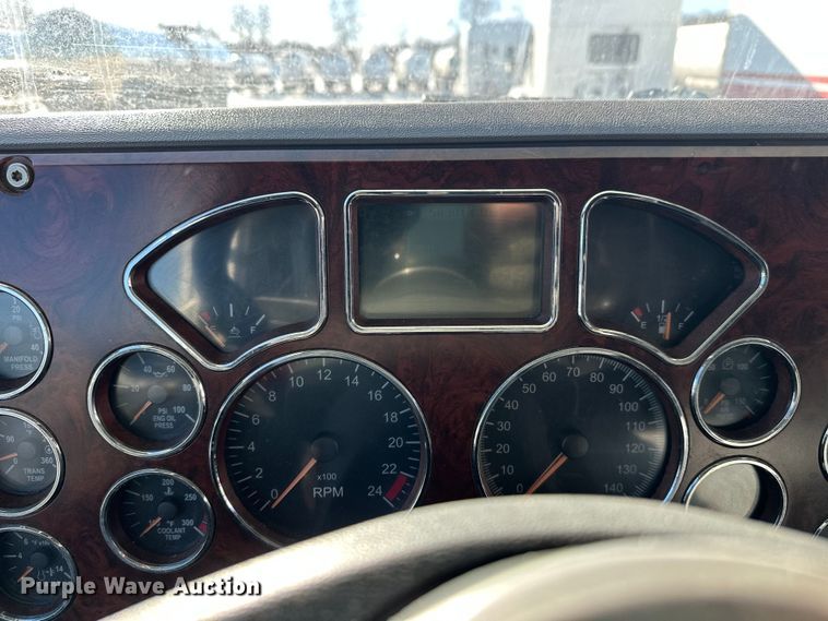 image for item FK1575 2015 Mack CXU613 semi truck