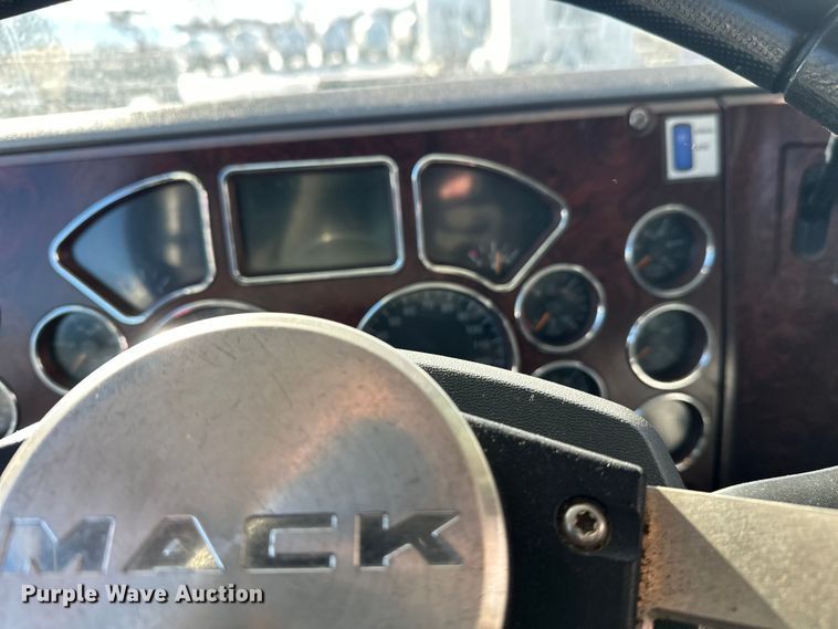 image for item FK1575 2015 Mack CXU613 semi truck