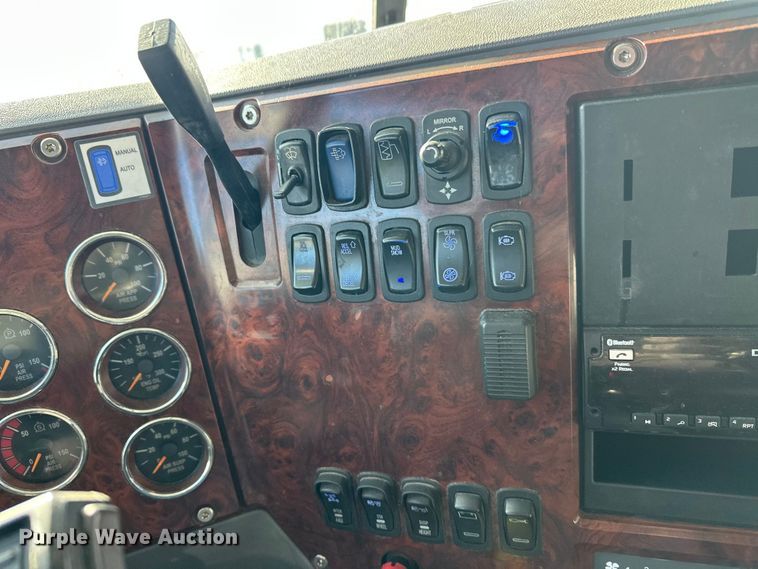 image for item FK1575 2015 Mack CXU613 semi truck