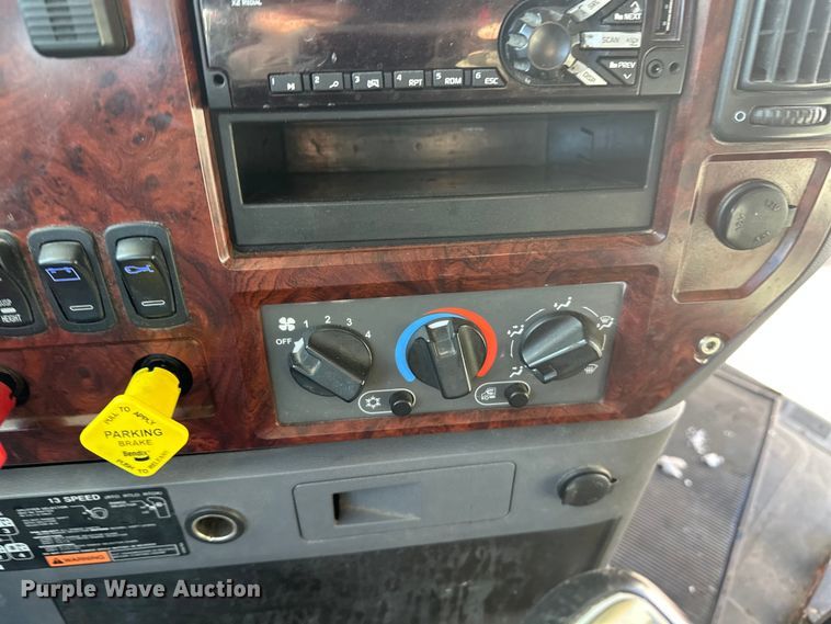 image for item FK1575 2015 Mack CXU613 semi truck