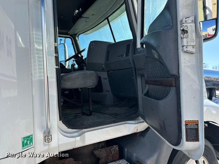 image for item FK1575 2015 Mack CXU613 semi truck