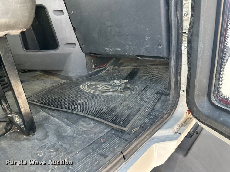 image for item FK1575 2015 Mack CXU613 semi truck