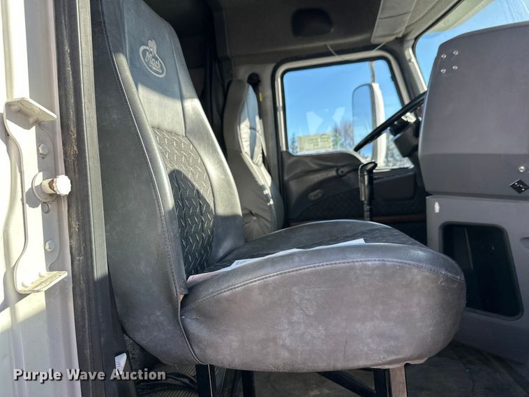 image for item FK1575 2015 Mack CXU613 semi truck