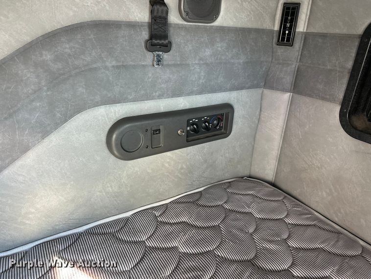 image for item FK1575 2015 Mack CXU613 semi truck