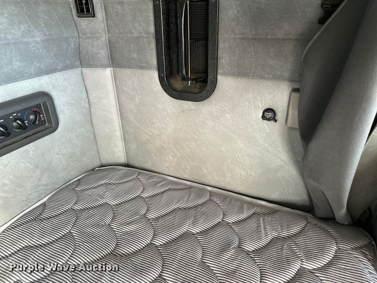 image for item FK1575 2015 Mack CXU613 semi truck