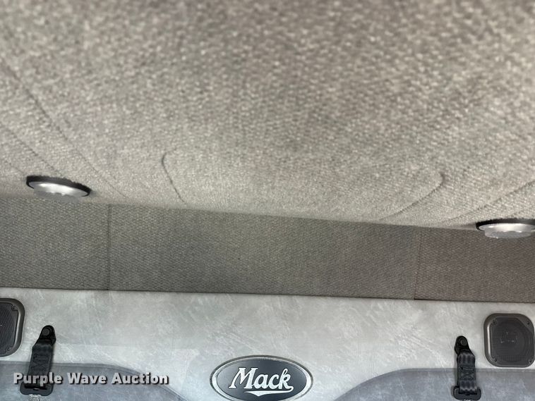 image for item FK1575 2015 Mack CXU613 semi truck