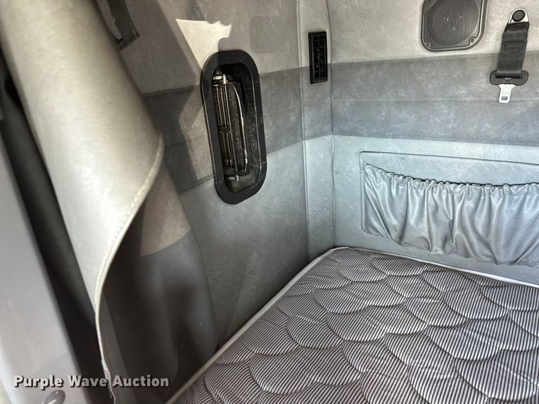 image for item FK1575 2015 Mack CXU613 semi truck