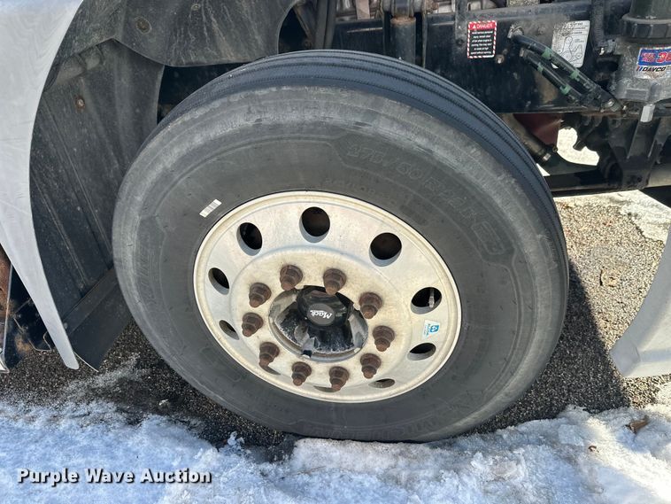 image for item FK1575 2015 Mack CXU613 semi truck