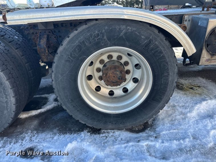 image for item FK1575 2015 Mack CXU613 semi truck